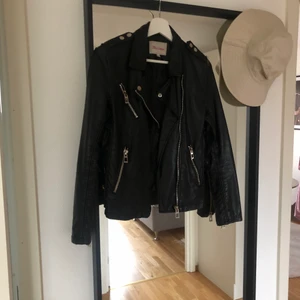 Skinnjacka i storlek S - Skitsnygg skinnjacka som tyvärr är för liten för mig. Först till kvarn får den!