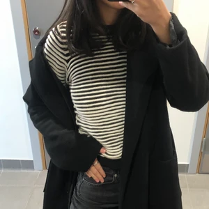 Randig stickad tröja - En superfin randig tröja som passar perfekt nu när randig är trendigt igen! Den är inte som alla andra randiga tröjor utan denna är så fint stickad, kolla bild nr 2 så ser ni! Två väldigt olika ljus men den är då svart och vit. Sparsamt använd och i storlek S🖤