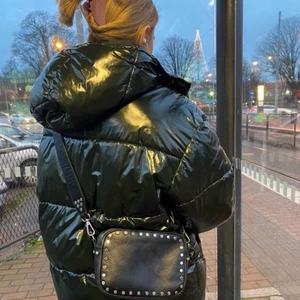 Vinter jacka - Intressekoll på min super snygga gröna weekday jacka! Köpt förra året, inga defekter. Funderar på att sälja då jag vill köpa en ny. Kom privat för fler bilder eller frågor💕💕 skriv i kommentarerna om intresserad!!! Priset är ej slutgiltigt