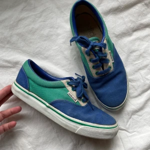 ADIDAS RETRO - Adidas sneakers med lite retro vibe. Använda men i gott skick - inga större fläckar eller något trasigt/skrapat/slitet.