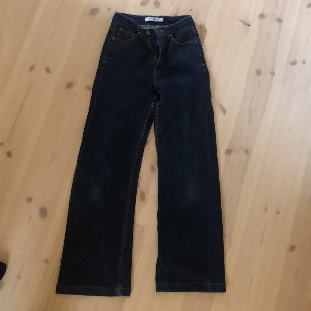 Jeans från märke ” Carin Wester” köpta på Åhlens strl 36. Mörkblå och i fint skick. Raka och något mer utsvängda vid foten. Jeans & Byxor.