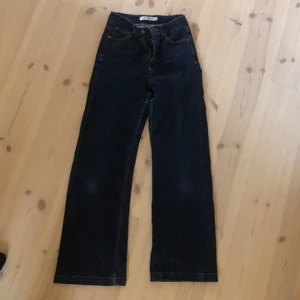 Jeans strl 36 - Jeans från märke ” Carin Wester” köpta på Åhlens strl 36. Mörkblå och i fint skick. Raka och något mer utsvängda vid foten
