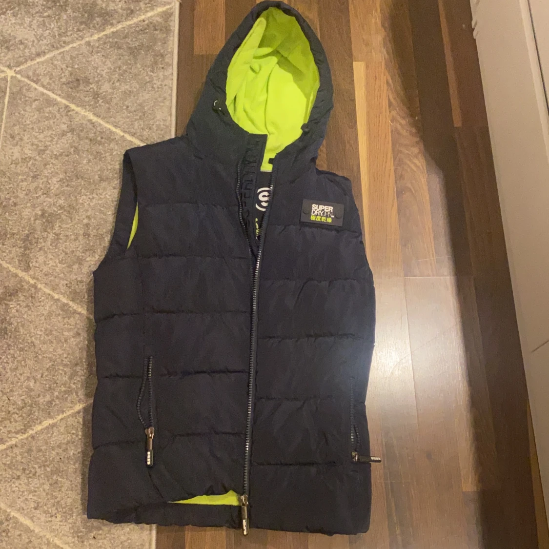 Superdry väst, strl s