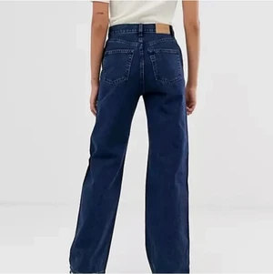 Monki Jeans - Ett par jättefina monki jeans i storlek 26❤️‍🔥❤️‍🔥 jag säljer de pga att de inte kommer till så mycket användning❤️‍🔥