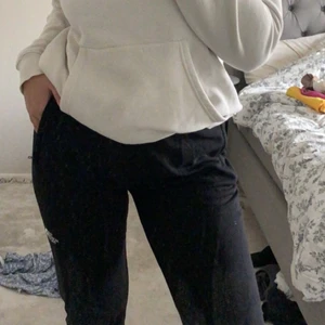 The north face mjukisbyxor - Säljer mina The north face byxor då dem inte används. De är i bra skick.