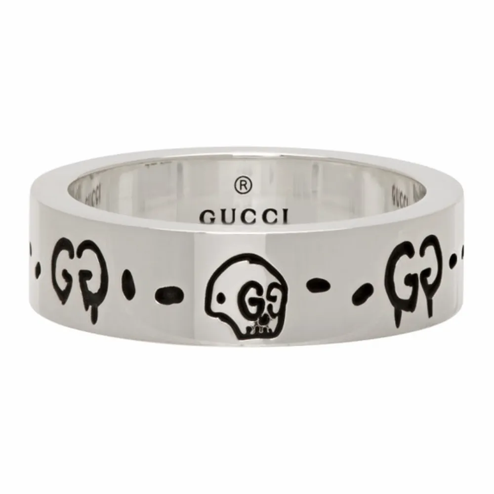 Gucci Silver Trouble Andrew Edition Slim Ring  - Brand New - Sizes: 17, 18, 19 IT - Price 1000 - Retail 2000                                                                          Gucci Silver Trouble Andrew Edition Ring  - Brand New - Sizes: 17, 19, 21 IT - Price 1200 - Retail 2300                                                                                 (Jag hjälper med storlekarna i dm). Accessoarer.
