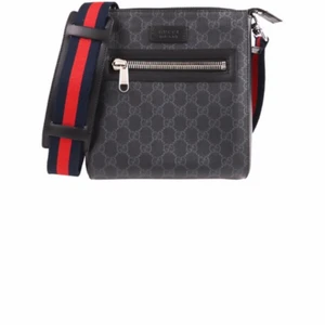 Gucci väska  - Hej. Jag säljer en Gucci väska. Nypris = 11500kr. Väskan är i nyskick inga fel och inga skador på den. Skriv dm för att veta mer. Säljer väskan för endast 3900kr kan byta mot något också!