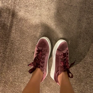 Sneakers  - Vinröda sneakers i sammet, knappt använda💗
