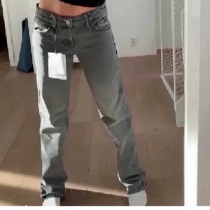 Lågmidjade grå zara jeans - Helt slutsålda zara jeansen, så snygga!!! Storlek 36 långa (exklusive frakt)