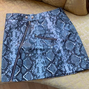 Ormskinnskjol - Ormskinnskjol från Bershka, använd fåtal gånger. Det är en medium, men skulle säga att den är small egentligen, lite mindre i storlek. Pris: 200kr + frakt