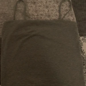 Grått linne  - Ett medellångt linne ifrån Gina Tricot 