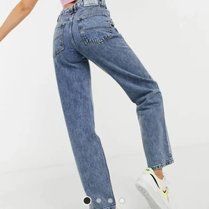 Jeans  - Ett par jättesnygga mörkblåa jeans från asos. Passar jättebra på mig som oftast har 36. Innerbenslängden är 86 cm och passar dem som är ungefär 180 men det går ju alltid att sy upp. Buda från 150 eller köp direkt för 200. Färgen är mer som sista bilden än första