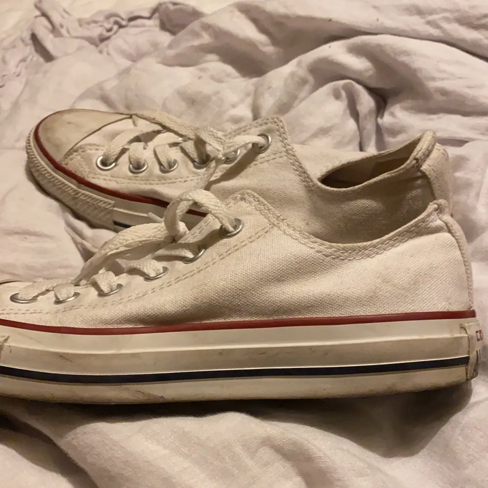 låga converse i storlek 39. Superfina och är i mycket bra skick. Använt de fåtal gånger för ett bra tag sedan❤️ pris kan diskuteras. Passar också till allt! Kan sänka pris vid snabb affär. Frakt tillkommer till priset oavsett. Skor.