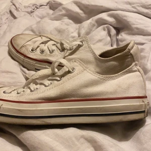 Converse - låga converse i storlek 39. Superfina och är i mycket bra skick. Använt de fåtal gånger för ett bra tag sedan❤️ pris kan diskuteras. Passar också till allt! Kan sänka pris vid snabb affär. Frakt tillkommer till priset oavsett