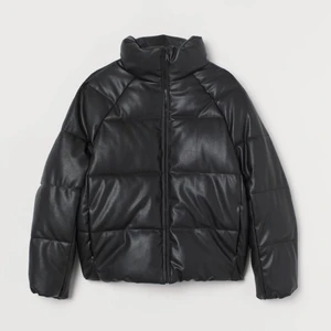 Svart jacka - Svart pufferjacka i läderimitation. Bara använd ett fåtal gånger och i perfekt skick! Nypris 699:- ! 🍂🍃🌼