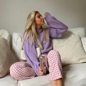 Stickad tröja  - Säljer denna superfina stickade tröjan som är slutsåld på NAKDs hemsida. Mysigt till hösten! Endast använd fåtal gånger. Stl S! Säljer för 170kr