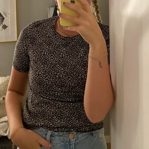 T-shirt  - Jätte fin leopard tröja. Använd få gång. 