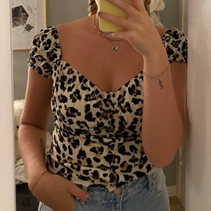 T-shirt - Leopard tröja, som är väldigt festlig, aldrig använd. väldigt skönt material, den har även knappt i mitten som man kan knäppa och knäppa upp. 