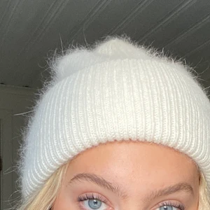 Vit mössa - Oanvända, finns begränsat antal. Köp direkt för 299kr/st eller buda! Högsta bud får den 