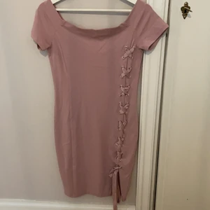 Rosa klänning - Säljer denna fina rosa klänning i storlek S. Endast använd 1 gång. 