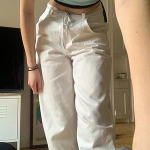 Vita lite baggy jeans - Vita jeans från Bershka som är lite lösare/baggy i modellen! Väldigt bekväma och i fint skick! Jag är 172 cm! Kan mötas upp i Stockholm ( på söder).