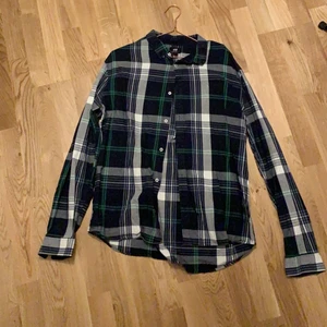 Grön rutig skjorta från hm  - Grön rutig skjorta från hm men köpte den i Statsmissionen. Skjortan är i XL, även bra som oversize