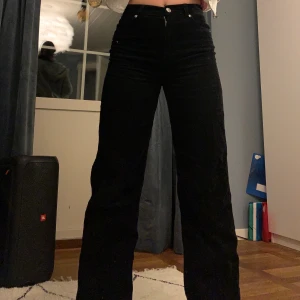 Manchester Jeans - Ett par snygga svarta manchester jeans! Använda 2-3 ggr. Jeansen kommer inte till användning därför säljer jag dem.