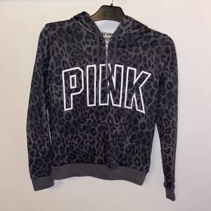 Grå leopardmönstrad tröja från Victorias Secrets PINK i storlek S. Skönt material och mycket bra kvalité. Säljes pga kommer ej till användning. 