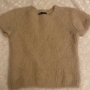 Beige t-shirt - Säljer även min beiga stickade t-shirt från zara. Den kommer inte till användning längre och är använd ett fåtal gånger.