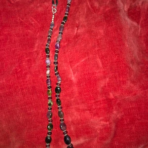 halsband - superfint halsband med stenar o olika färger, passar till det mesta💐🌠 (frakt tillkommer)