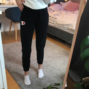Champion mjukisbyxor strl S - Sköna mjukisbyxor från champion, sällan använda och ganska liten i storlek💕