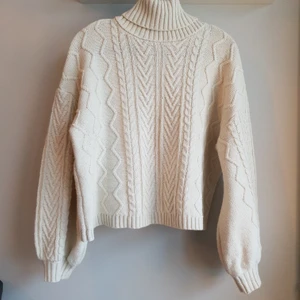 Stickad tröja - Mysig supersnygg stickad tröja med puffiga ärmar. Är köpt från Shein och är i storlek M. Köparen står för frakten 😊