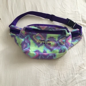 FILA magic line 1988 Väska fleece  - Fleece-väska i bra skick, verkar vara från Filas kollektion med Polartec från 1988 baserat på en snabb googling. Den har 4 olika fack och alla dragkedjor är hela. Blå insida. Kan mötas upp i Stockholm men annars står jag för frakten💕. Budning är tillåtet. Ha en fin dag!💕✨