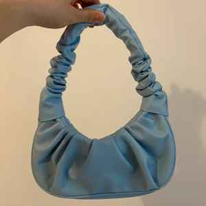 blå väska - helt oanvänd! 💕 inte min stil så säljer vidare :)