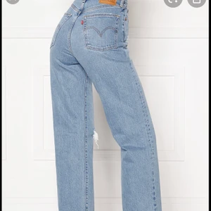 LEVIS RIBCAGE HIGH - Ett par äkta Levis jeans till salu. Dessa är i väldigt bra skick och är slutsålda på många ställen. Str 28 och 29 i längd. Använda endast fåtal gånger och säljes pga lite för stora. Köparen står för frakt. 💞