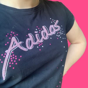 Tshirt  - Säljer vid bra pris,ej under 100 kr.  second hand T-shirt från adidas (kameran och spegeln gör att den ser lite smutsig ut)💕