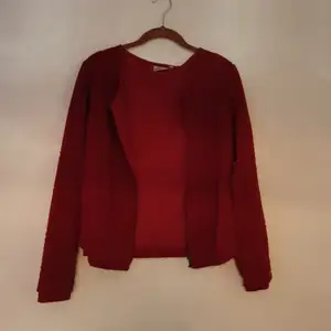Långärmad tröja i storlek small. Köpt för flera år sen men knappt använd, utan har bara hängt i garderoben. 