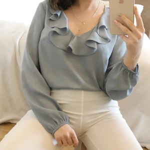 blus med volang strl S / M  - blåaktig blus med volang där fram och resor i ärmarna 