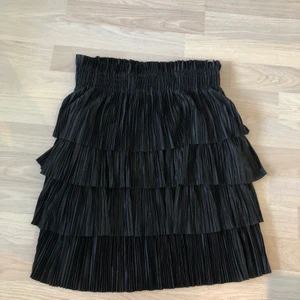 Kjol H&M  - Kjol från H&M. Svart i storlek 38. Skulle säga att den är true to size! 