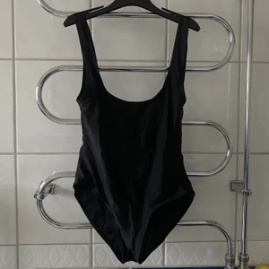 Baddräkt  - En svart baddräkt🖤 enkel, diskret men väldigt fin! Djup i ryggen, passar inte längre där av att jag säljer den☺️ frakt tillkommer📦