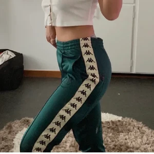 Gröna kappa byxor - Säljer mina gröna kappa byxor då de inte kommit till användning, frakt tillkommer🚚 (lånade bilder)