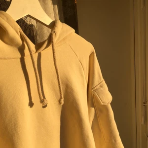 Hoodie med fickor på ärmarna - Säljer denna sköna creme/beige/gula huvtröjan från Gina i fint skick 💖 Kontakta om du har frågor eller vill ha fler bilder. Svårt att få en bild som stämmer överens med färgen men den har lite kallare färg i verkligheten💫