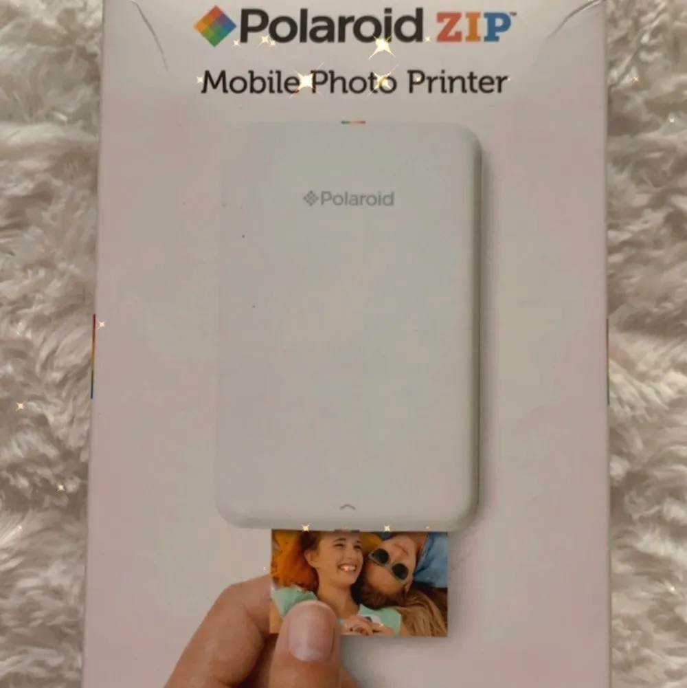 Jag säljer en Polaroid Zip Mobile Photo Printer men inte har använt så mycket. Polaroid Zip är en skrivare i fickformat som skriver ut bilder från din smartphone eller surfplatta på högglansigt ZINK-papper i full färg. Det finns sladd med. Nypris på Elgiganten är 1395 kr. Vi kan prata om priset  Betala med Swish. Övrigt.