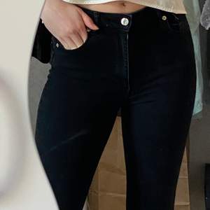 Snygga jeans från zara med slits, strl XS