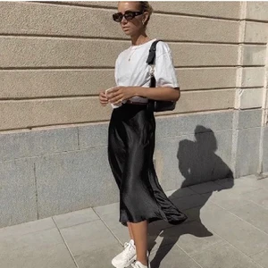 Satinkjol - Den perfekta satinkjolen till sommaren! Många intresserade, BUDGIVNING 250kr 🌟🌟