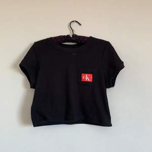 En croppad tshirt från Calvin Klein, det är liite meshliknande så syns lite igenom på ett snyggt sätt. En del av deras underkläder kollektion men jag använde den till vardags också🌸🌿används inte tillräckligt!🥰