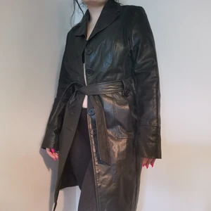 Leather Trench coat  - Snyggaste skinnkappan i super bra skicka med fickor, knappar och snörre/bälte. Den är perfekt för vår/höst så den är lite fodrad! Frakt tillkommer 