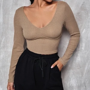 Tröja - Säljer denna snygga tröja. Använd Max 5 gånger så den är nästan som ny! Priset kan diskuteras 