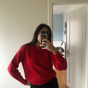 Röd sweatshirt L nyskick - En tunn och skön sweatshirt i nyskick! Köptes på secondhand men har inte använt den sen jag köpte den. Den är ganska tunn för att vara en sweatshirt, men materialet är väldigt skön.