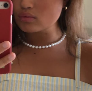 Vitt pärlhalsband  - Gulligt halsband. Kan frakta/mötas upp. Fraktkostnad tillkommer. 